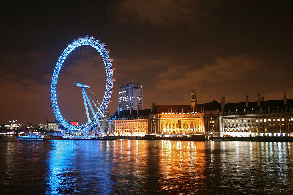 London Eye, Photograph by Mike Peel (www.mikepeel.net). [CC BY-SA 4.0 (https://creativecommons.org/licenses/by-sa/4.0)], via Wikimedia Commons